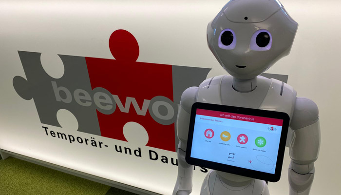 Temporärbüro Basel: Bei beeworx begrüsst ein Roboter einen Kandidaten