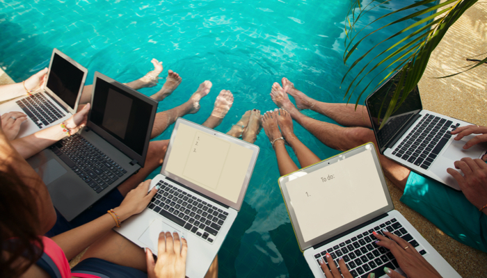 Arbeitsmodelle der Zukunft: Menschen mit Laptop an einem Pool